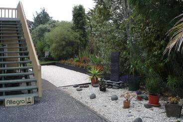 تختخواب و صبحانه Allegra House