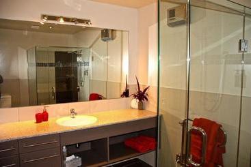 تختخواب و صبحانه Dock Bay Lodge