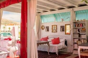 هتل Domus Maritima