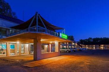 בית מלון כפרי Surestay