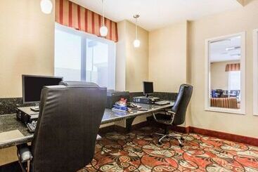 בית מלון כפרי Comfort Suites