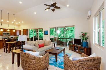 בית מלון כפרי Red Frog Beach Island Resort