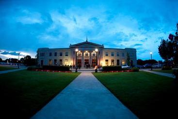 Отель Staybridge Suites Hamilton   Downtown, An Ihg