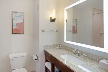 فندق Comfort Suites