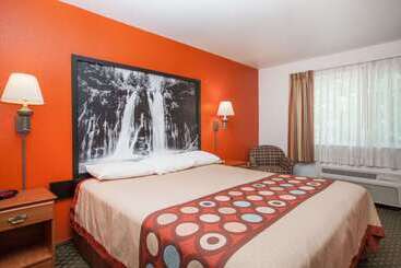 호텔 Super 8 By Wyndham Cloverdale Wine Country