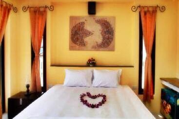 Отель The Loft Samui Rowhouse Hostel