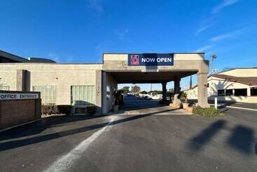 Отель Studio 6 Suites Madera, California   Yosemite