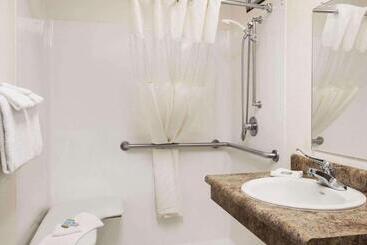 בית מלון כפרי Magnuson Grand Rushmore View