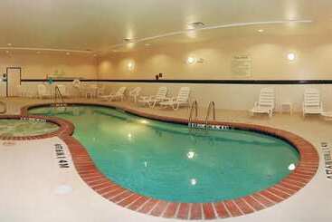 호텔 Quality Suites Near Cedar Creek Lake