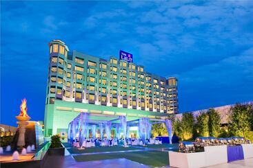 Отель The Lalit Jaipur