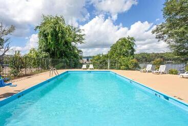 モーテル Lake View Inn & Suites