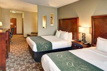 בית מלון כפרי Comfort Suites Near Northeast Mall