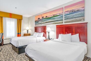 בית מלון כפרי Days Inn & Suites By Wyndham Prattville Montgomery