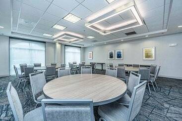 هتل Holiday Inn Express & Suites Charleston Arpt Conv Ctr Area, An Ihg