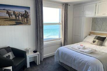 בית מלון כפרי Marine View Guest House