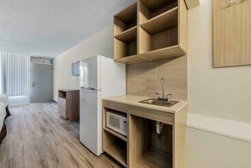 فندق Suburban Studios Pueblo North