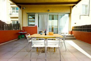 Amplio Apartamento Con Terraza En Zona Muy Tranquila - Esplugues de Llobregat