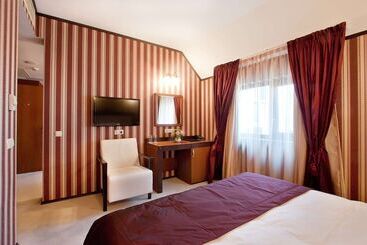 בית מלון כפרי Best Western Plus Bristol