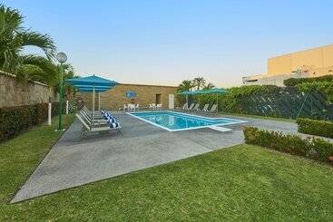 בית מלון כפרי City Express By Marriott Manzanillo