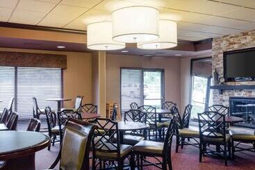 فندق Russell Inn & Suites