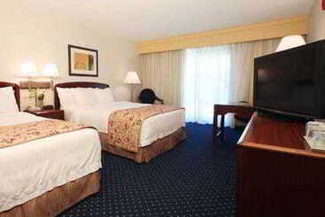 فندق Courtyard By Marriott Topeka