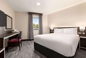 Отель Ramada By Wyndham Cobham