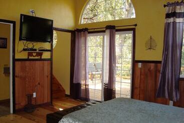 فندق Sequoia Riverfront Cabins