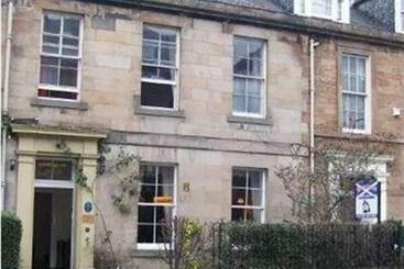 تختخواب و صبحانه Ivy Braveheart Guest House