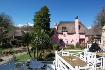 تختخواب و صبحانه The Baytree