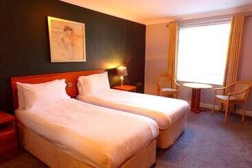 هتل Fox And Goose Inn