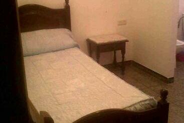 هتل Hostal Medina