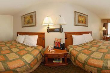 호텔 Super 8 Williamsburg Amana Colonies Area