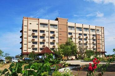 هتل The Jayakarta Suites Komodo Flores