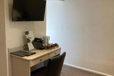 בית מלון כפרי The Midland