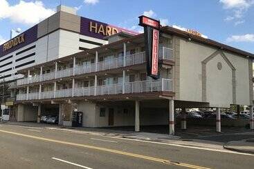 酒店 Red Carpet Inn & Suites