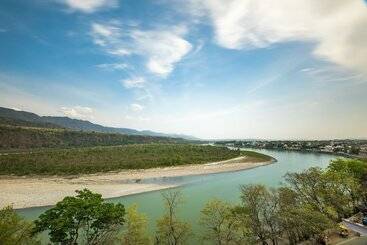 ホテル Ellbee Ganga View