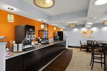 בית מלון כפרי Econo Lodge White Pine Morristown I81 & I40 Split
