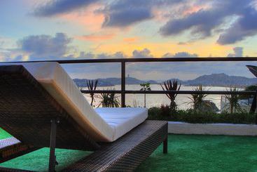 Отель Las Torres Gemelas Private Suites