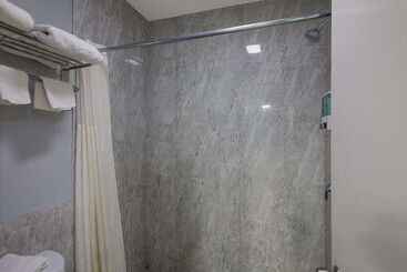 هتل Americas Best Value Inn Buda