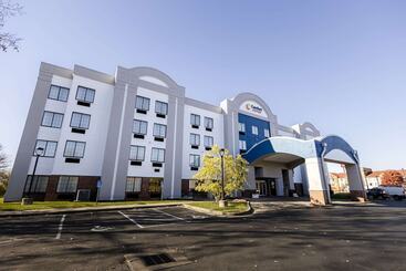 فندق Comfort Suites