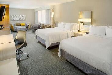 Отель Courtyard By Marriott Sacramento Midtown
