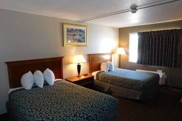 בית מלון כפרי Days Inn By Wyndham West Branch Iowa City Area