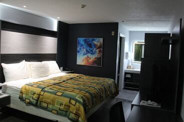 בית מלון כפרי Douglas Inn & Suites