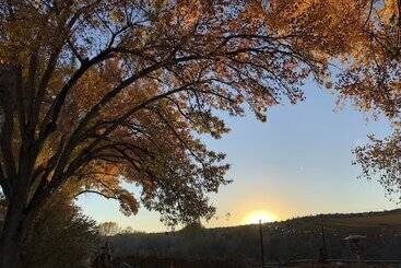 تختخواب و صبحانه A Sunset Chateau