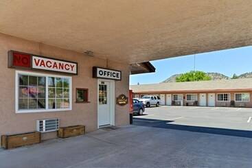Golden Eagle Motel