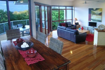 Отель Castaway Cove Resort Noosa