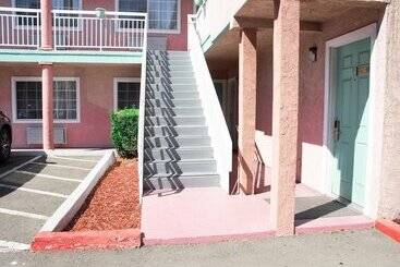 فندق Discovery Inn