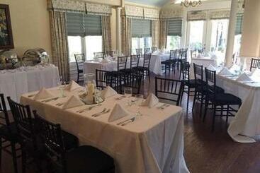 فندق The Sanford House Inn & Spa