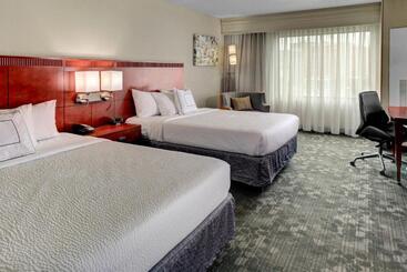 هتل Courtyard By Marriott Anniston Oxford