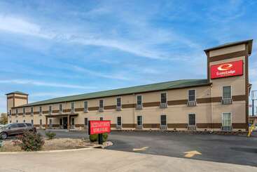 Отель Econo Lodge  Inn & Suites